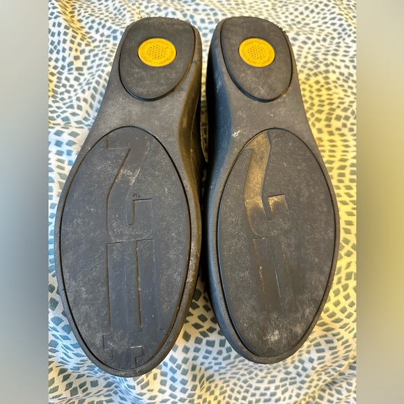 FitFlop Mary Jane’s. premium black leather with ‘snake skin’ print accent. - Picture 7 of 9